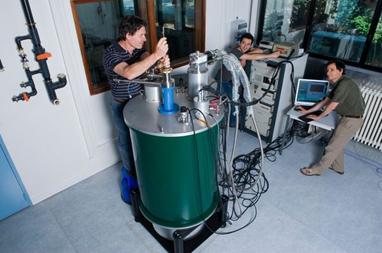 Une expérience de RMN en physique ; Crédits : CNRS Photothèque / Benoît RAJAU, LPS
