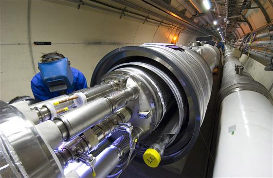 Un dipole supraconducteur au coeur du LHC au CERN.<br/>Crédits: CERN
