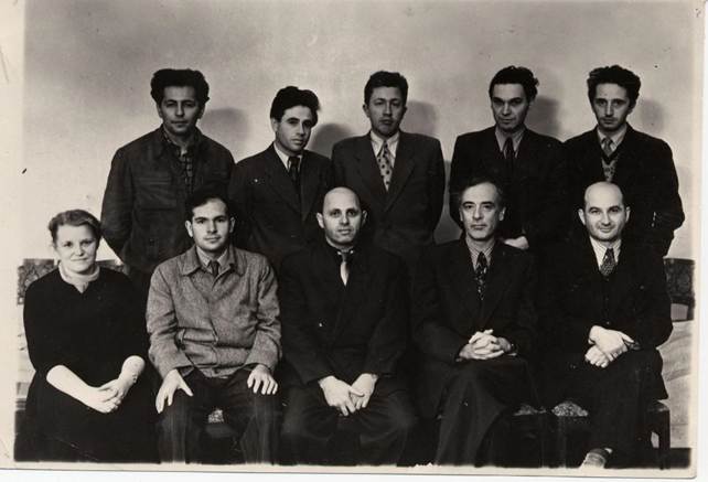 siciens russes : En haut et de gauche à droite : Gershtein, Pitaevskil, Arkhipov, Dzyaloshinskil. En bas et de gauche à droite : Prozorova, Aleksei Abrikosov, Khalatnikov, Lev Landau, Evgenii Lifchitz. AIP