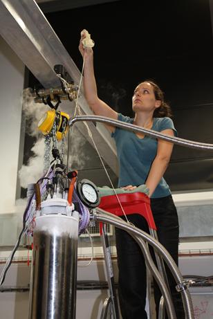 Mesure dans un cryostat refroidi à l’hélium liquide, Crédits : MPQ, Paris 7